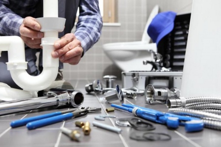 Une fuite sous un lavabo ou un WC impose une r&eacute;paration sanitaire rapide pr&egrave;s de Reims